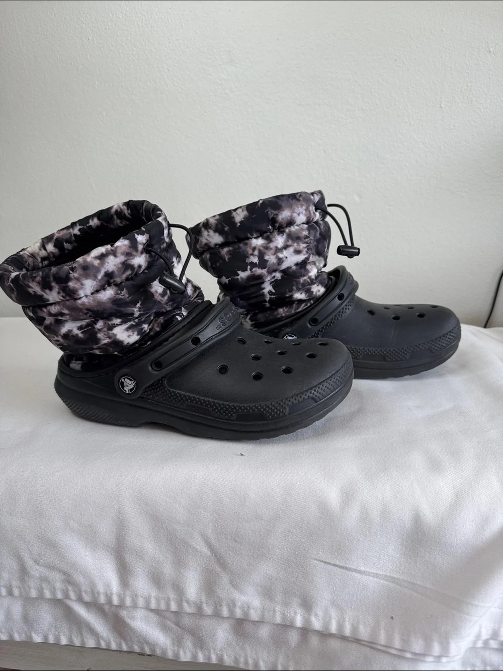 CROCS Unisex Classic Lined Neo Puff Tie-Dye Boots Sz 7 Women, 5 Men